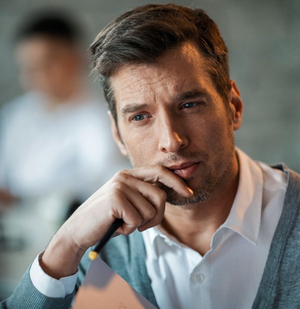 Ragazzo Geschäftmann nachdenklich