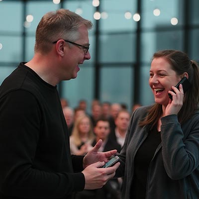 Ragazzo Interaktion mit Kunden