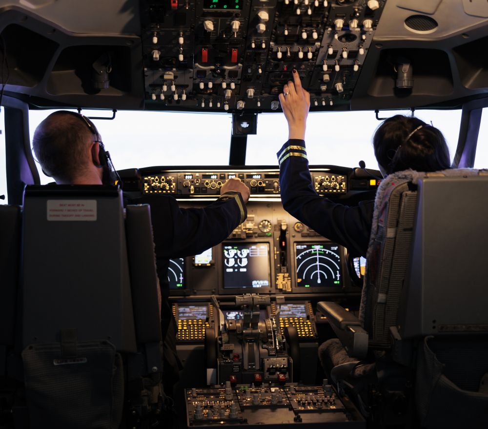 Ragazzo Bedienfeldtasten-fliegendes-flugzeug